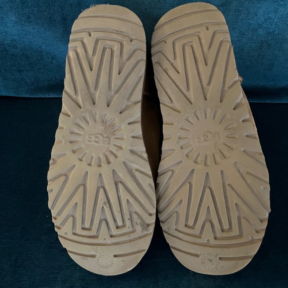 UGG Mini Bailey Button ll boots, previously worn, good condition - Picture 3 of 4